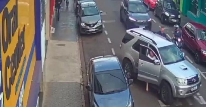 Criminoso rouba caminhonete com vítima dentro e bate carro na fuga em Avaré