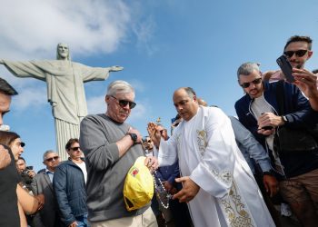 Carlo Ancelotti visita Cristo Redentor e recebe bênção