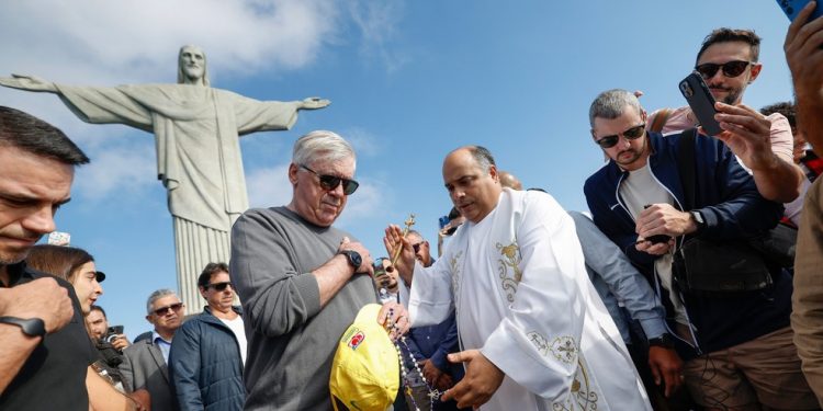 Carlo Ancelotti visita Cristo Redentor e recebe bênção
