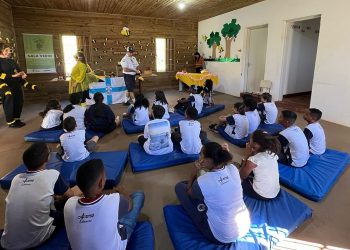 Alunos de escola municipal participam de palestra alusiva ao Dia da Abelha