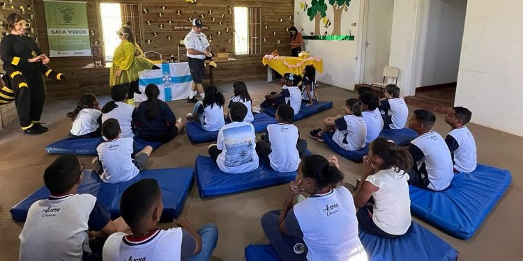 Alunos de escola municipal participam de palestra alusiva ao Dia da Abelha