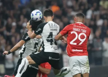 Corinthians bate o Internacional e volta a vencer pelo Brasileiro