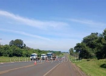 Um motorista morreu atropelado por um caminhão nesta quarta-feira (7), na Rodovia João Mellão (SP-255), em Avaré (SP)