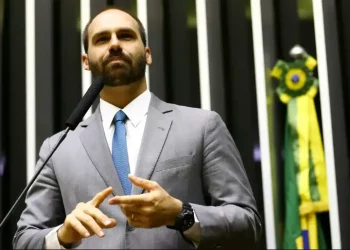 Alexandre de Moraes abre inquérito para investigar Eduardo Bolsonaro