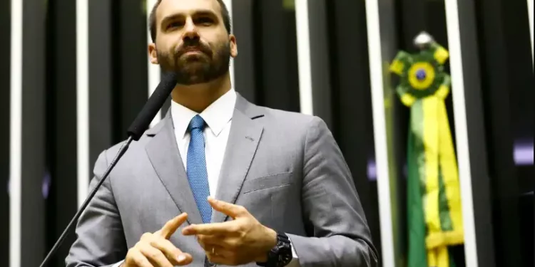 Alexandre de Moraes abre inquérito para investigar Eduardo Bolsonaro