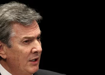 Ex-presidente Fernando Collor deixa presídio para cumprir pena em casa
