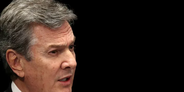 Ex-presidente Fernando Collor deixa presídio para cumprir pena em casa