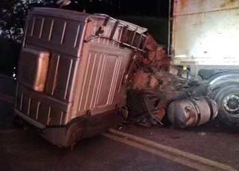 Motorista morre após carreta bater contra talude na rodovia Comandante João Ribeiro de Barros, em Pederneiras