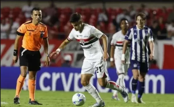 São Paulo vence o Talleres no Morumbis e garante primeiro lugar do grupo da Libertadores