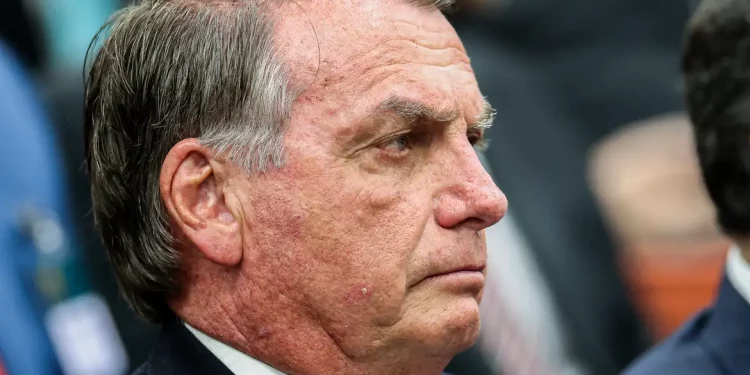 Bolsonaro nega à PF contato com governo Trump para buscar sanções