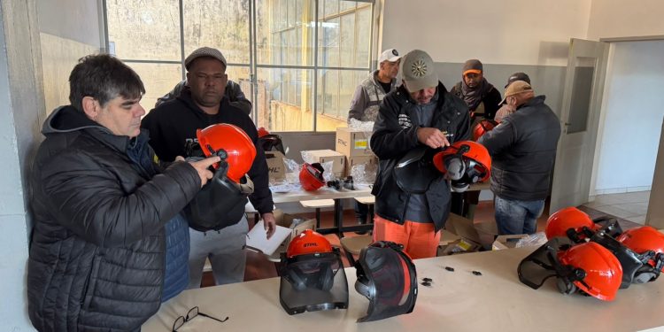 SERVIÇOS  Servidores recebem novos equipamentos de proteção individual