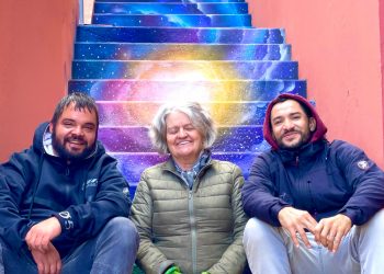 Arte que conduz: escada do MAGMA Museu é revitalizada com pintura inspirada em ciências