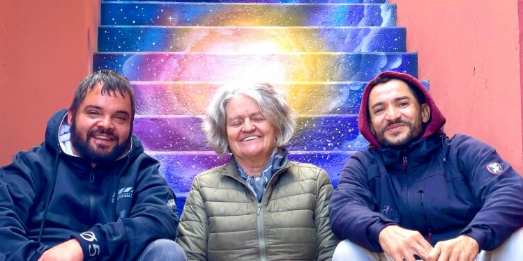 Arte que conduz: escada do MAGMA Museu é revitalizada com pintura inspirada em ciências
