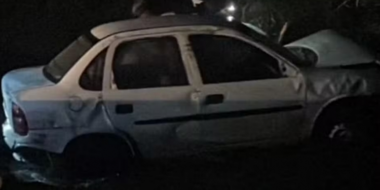 MOTORISTA MORRE AO PERDER CONTROLE DA DIREÇÃO E CAIR COM CARRO EM LAGO