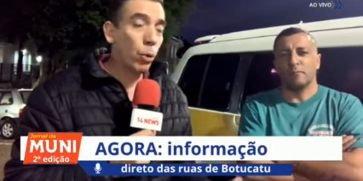 Carros usam vagas de vans escolares atrapalhando o embarque de alunos
