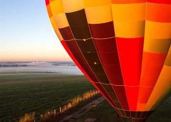 Balão pega fogo e cai em SC; 8 pessoas morrem e 13 sobrevivem