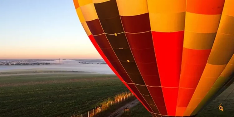 Balão pega fogo e cai em SC; 8 pessoas morrem e 13 sobrevivem