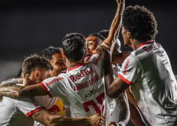 Red Bull Bragantino vence o Vasco e dorme na liderança do Brasileirão