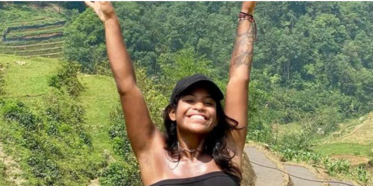Brasileira que caiu em vulcão na Indonésia é encontrada morta