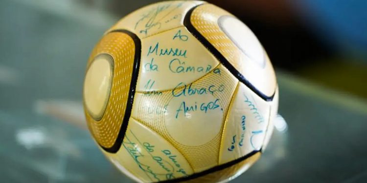 Moraes vota por condenar acusado de furtar bola autografada por Neymar
