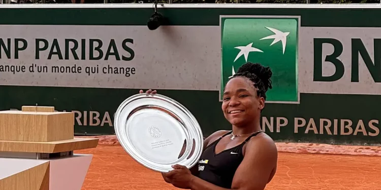 Vitória Miranda é campeã juvenil de simples e duplas em Roland Garros
