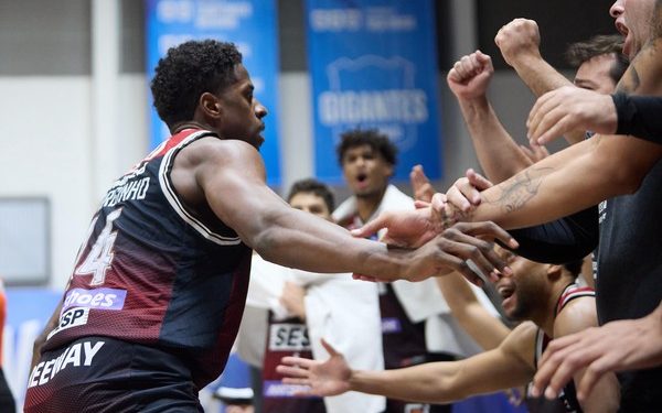 Franca ganha fora de novo do Minas, vira série final do NBB e fica a uma vitória do tetra