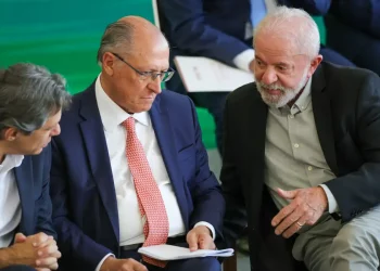 Governo vai trabalhar para reverter taxação dos EUA, diz Alckmin