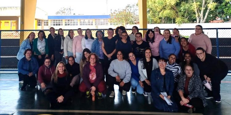 EDUCAÇÃO  Profissionais de suporte à criança com deficiência recebem formação