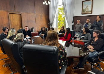 EDUCAÇÃO –  Prefeito Roberto Araujo recebe servidores da Educação
