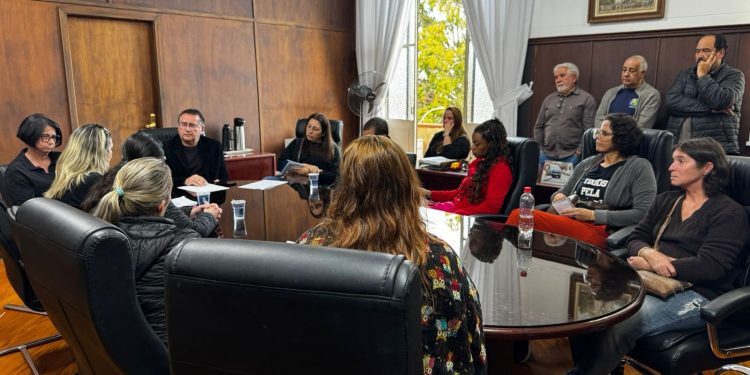 EDUCAÇÃO – Prefeito Roberto Araujo recebe servidores da Educação