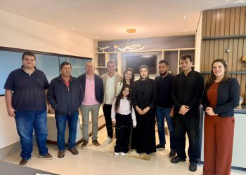 Secretário Ricardinho participa de recepção à comitiva estrangeira na empresa Soupleliss Empresa do Cazaquistão fechou contrato de revenda dos produtos de beleza da empresa avareense