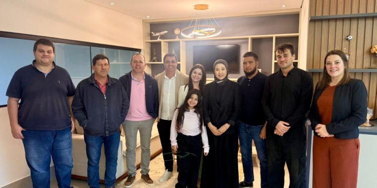 Secretário Ricardinho participa de recepção à comitiva estrangeira na empresa Soupleliss Empresa do Cazaquistão fechou contrato de revenda dos produtos de beleza da empresa avareense