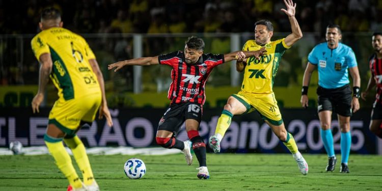 Vitória e Mirassol empatam em jogo agitado pelo Brasileirão