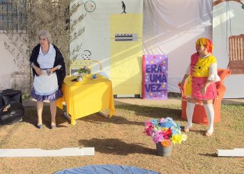 Dona Benta e Emília contam histórias em projeto social para crianças