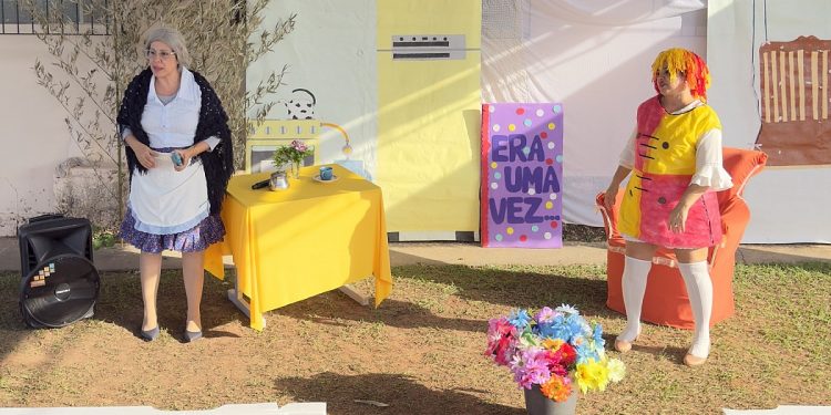 Dona Benta e Emília contam histórias em projeto social para crianças
