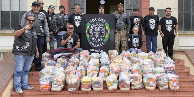 Insanos MC doa cestas básicas para o Fundo Social de Avaré