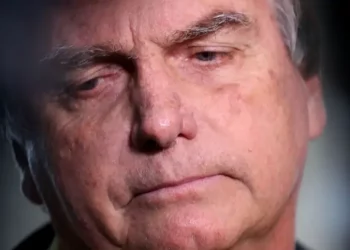 PF cumpre mandados na casa de Jair Bolsonaro, que usará tornozeleira