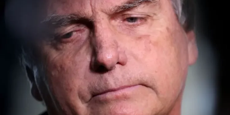 PF cumpre mandados na casa de Jair Bolsonaro, que usará tornozeleira