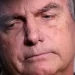 PF cumpre mandados na casa de Jair Bolsonaro, que usará tornozeleira