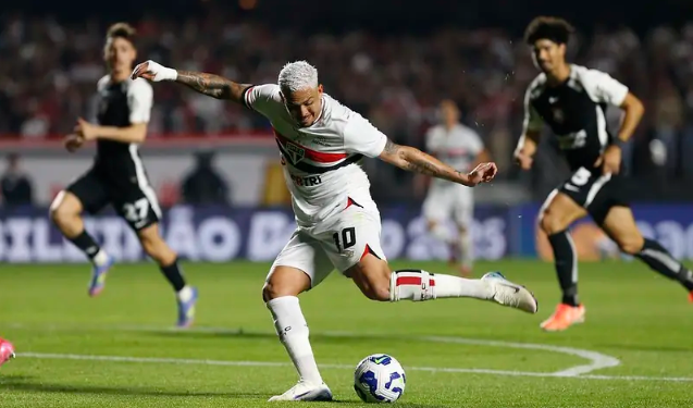 São Paulo vence o Corinthians e se afasta do Z4 do Brasileirão