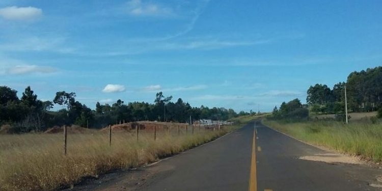 URGENTE: MOTO COM AVÔ, AVÓ E NETA SE ENVOLVE EM ACIDENTE COM CAMINHÃO NA VICINAL AVARÉ/ITATINGA