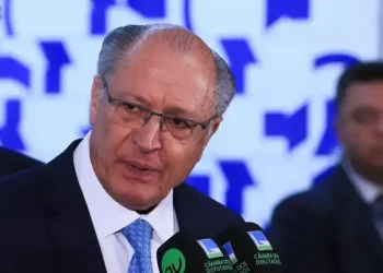 Falha em avião adia retorno de Alckmin ao Brasil