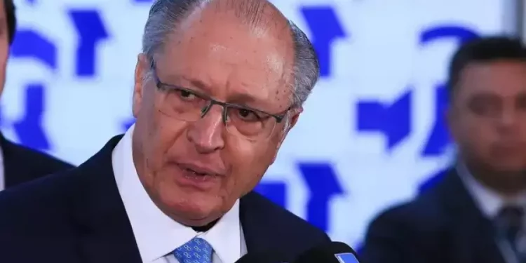 Falha em avião adia retorno de Alckmin ao Brasil