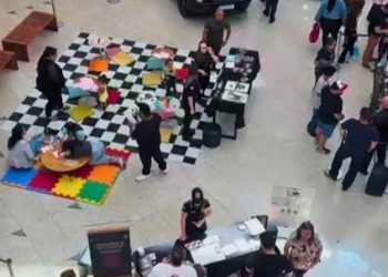 Tradição e história: Fusca da Polícia Civil de Avaré é destaque de evento institucional em Bauru   No último sábado, 9 de agosto, a Polícia Civil do Estado de São Paulo promoveu o evento “Um Dia com a Polícia Civil” no Shopping Boulevard, em Bauru. Com entrada gratuita e atividades abertas a todas as idades, a ação aconteceu das 12h às 21h e reuniu um público expressivo interessado em conhecer mais de perto o trabalho da instituição.  Um dos destaques das diversas atração foi o tradicional Fusca da Polícia Civil de Avaré, que chamou a atenção de visitantes e entusiastas de veículos antigos. O modelo, um Volkswagen Fusca 1.600 movido a álcool, de placas BFY-7733 e patrimônio nº 8256, pertence à Delegacia Seccional de Polícia de Avaré e foi cedido especialmente para a ocasião, mediante solicitação formal do Departamento de Polícia Judiciária – Deinter 4 – Bauru.  Durante todo o evento, o Fusca se tornou um dos pontos mais fotografados, atraindo pessoas de diferentes idades. Sua presença resgatou a memória da Polícia Civil paulista e valorizou veículos que marcaram época no serviço público, fortalecendo a aproximação entre a corporação e a comunidade.  Além da exposição da viatura histórica, o público participou de uma programação variada. Palestras abordaram temas como carreiras na Polícia Civil, inclusão e diversidade, prevenção a golpes virtuais, segurança digital e o combate às drogas. Entre os palestrantes, estiveram delegados e investigadores de diferentes unidades.  Outras atividades interativas também fizeram sucesso, como o Laboratório de Papiloscopia, que ofereceu identificação digital e ações educativas, e o Passeio com Viaturas, que possibilitou a interação com policiais e a exposição de veículos utilizados no trabalho diário. Essas ações proporcionaram aos visitantes uma experiência prática e educativa sobre as funções da instituição.  A organização destacou que o objetivo principal foi aproximar a Polícia Civil da população, mostrando de forma clara o papel da instituição na segurança pública, além de valorizar a história e o patrimônio da corporação. A receptividade do público, segundo os organizadores, superou as expectativas e reforçou a importância de iniciativas desse tipo.  A Delegacia Seccional de Polícia de Avaré agradece aos organizadores do evento pelo convite e ressalta que o Fusca retornará à sua sede, onde permanecerá como parte do acervo histórico da instituição.
