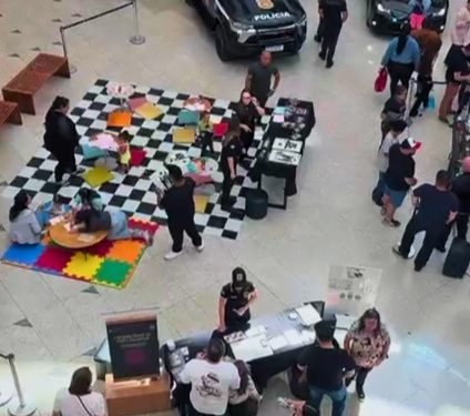 Tradição e história: Fusca da Polícia Civil de Avaré é destaque de evento institucional em Bauru   No último sábado, 9 de agosto, a Polícia Civil do Estado de São Paulo promoveu o evento “Um Dia com a Polícia Civil” no Shopping Boulevard, em Bauru. Com entrada gratuita e atividades abertas a todas as idades, a ação aconteceu das 12h às 21h e reuniu um público expressivo interessado em conhecer mais de perto o trabalho da instituição.  Um dos destaques das diversas atração foi o tradicional Fusca da Polícia Civil de Avaré, que chamou a atenção de visitantes e entusiastas de veículos antigos. O modelo, um Volkswagen Fusca 1.600 movido a álcool, de placas BFY-7733 e patrimônio nº 8256, pertence à Delegacia Seccional de Polícia de Avaré e foi cedido especialmente para a ocasião, mediante solicitação formal do Departamento de Polícia Judiciária – Deinter 4 – Bauru.  Durante todo o evento, o Fusca se tornou um dos pontos mais fotografados, atraindo pessoas de diferentes idades. Sua presença resgatou a memória da Polícia Civil paulista e valorizou veículos que marcaram época no serviço público, fortalecendo a aproximação entre a corporação e a comunidade.  Além da exposição da viatura histórica, o público participou de uma programação variada. Palestras abordaram temas como carreiras na Polícia Civil, inclusão e diversidade, prevenção a golpes virtuais, segurança digital e o combate às drogas. Entre os palestrantes, estiveram delegados e investigadores de diferentes unidades.  Outras atividades interativas também fizeram sucesso, como o Laboratório de Papiloscopia, que ofereceu identificação digital e ações educativas, e o Passeio com Viaturas, que possibilitou a interação com policiais e a exposição de veículos utilizados no trabalho diário. Essas ações proporcionaram aos visitantes uma experiência prática e educativa sobre as funções da instituição.  A organização destacou que o objetivo principal foi aproximar a Polícia Civil da população, mostrando de forma clara o papel da instituição na segurança pública, além de valorizar a história e o patrimônio da corporação. A receptividade do público, segundo os organizadores, superou as expectativas e reforçou a importância de iniciativas desse tipo.  A Delegacia Seccional de Polícia de Avaré agradece aos organizadores do evento pelo convite e ressalta que o Fusca retornará à sua sede, onde permanecerá como parte do acervo histórico da instituição.