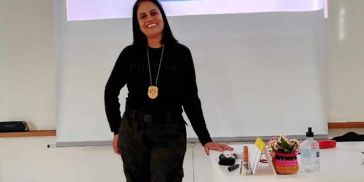 AVARÉ – Policial Civil ministra palestra sobre golpes virtuais a grupo de pessoas idosas