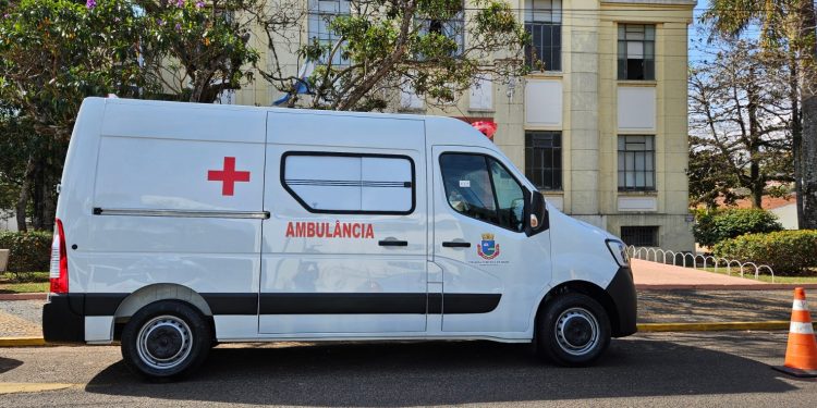 Governo Roberto Araujo adquire nova ambulância para a Saúde
