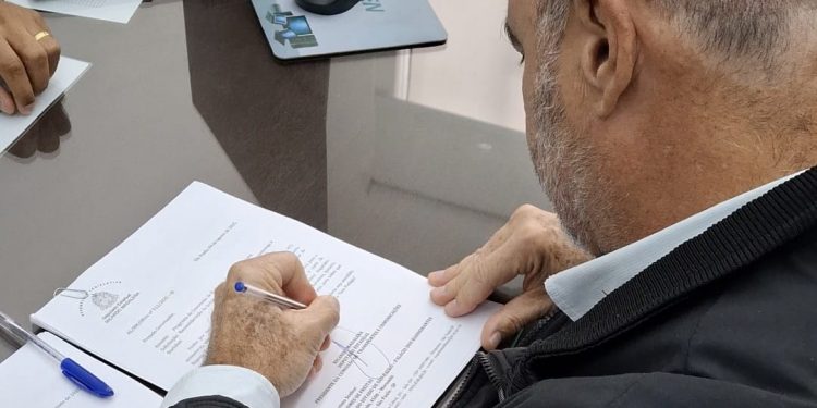 Deputado Ricardo Madalena protocola abaixo-assinado contra a instalação do pedágio na Rodovia Raposo Tavares (SP-270) ao Governo do Estado