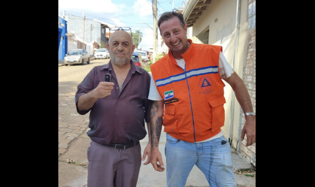 IDOSO TEM CHAVE DE CARRO RESGATADA POR DEFESA CIVIL APÓS CAIR EM BUEIRO EM AVARÉ