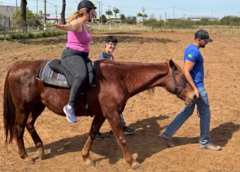 MÃE E FILHO COM AUTISMO FORTALECEM VÍNCULO AFETIVO POR MEIO DE TERAPIA COM CAVALOS EM AVARÉ